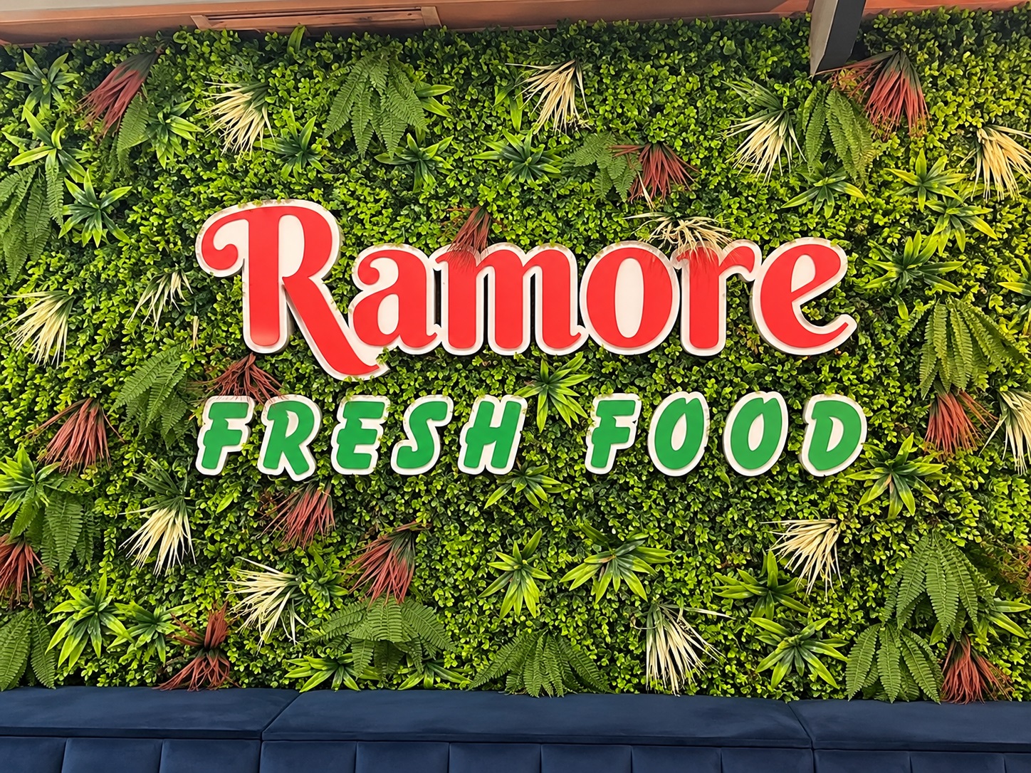 Ramore Fresh Food a ajuns la Râmnicu Vâlcea. Brandul românesc de burgeri își întâmpină clienții pe Bulevardul Dem Rădulescu
