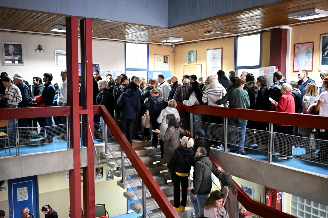 Secțiile de vot s-au închis în Serbia. Prezența depășise 64% până la ora 18.00. Jandarmeria a împânzit centrul Belgradului