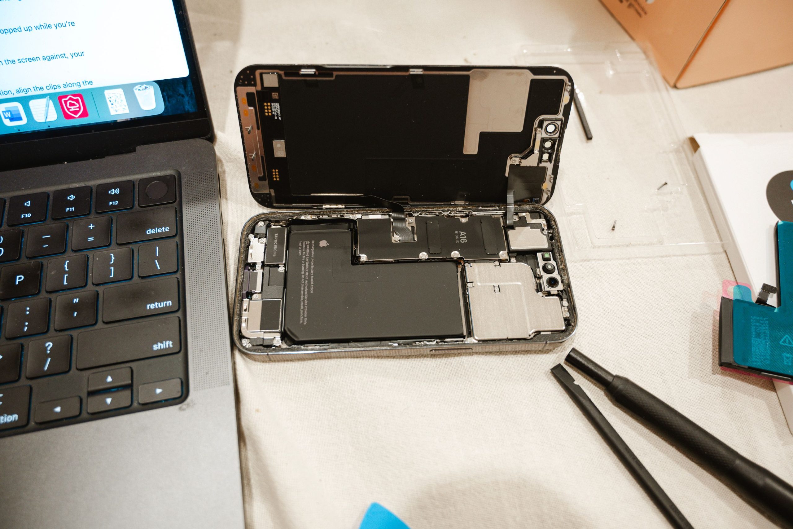 iPhone-ul tău știe de unde vine piesa pe care ai plătit-o. Cum verifici în 30 de secunde dacă service-ul ți-a montat o componentă de pe un telefon furat
