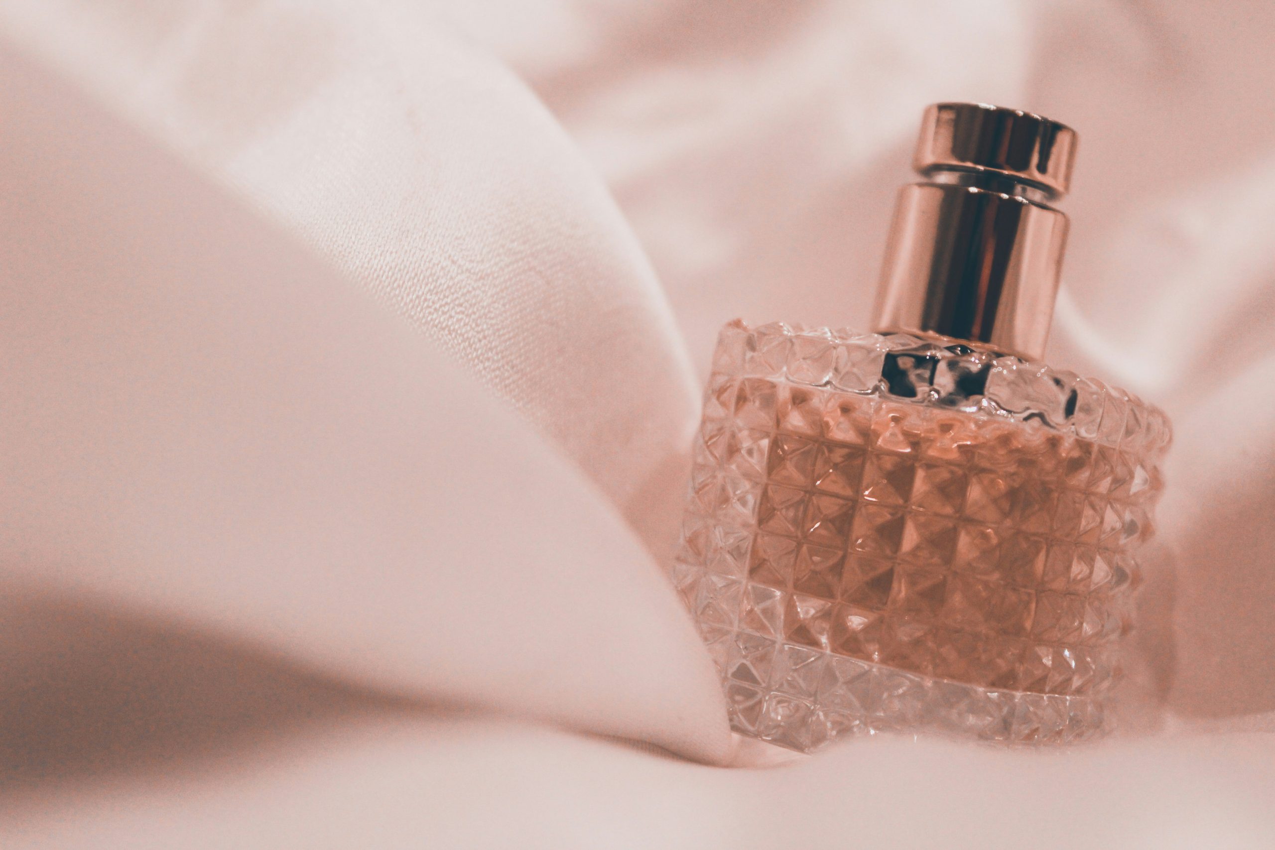Descoperiți avantajele parfumurilor pentru femei și alegeți aroma ideală