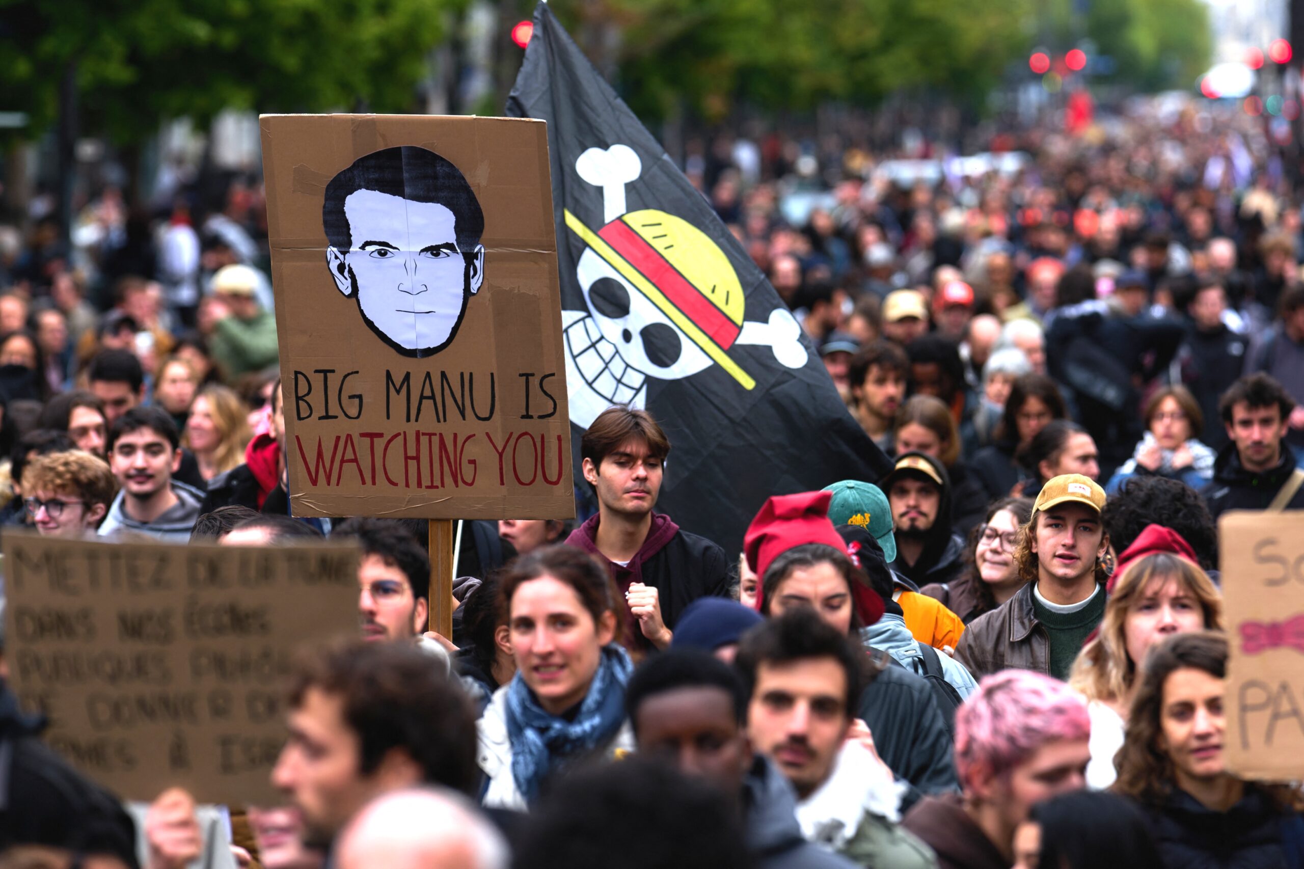 „Vestele Galbene“ anunță deja când va avea loc următorul protest din Franța. Confruntările violente de sâmbătă au continuat pe tot parcursul nopții